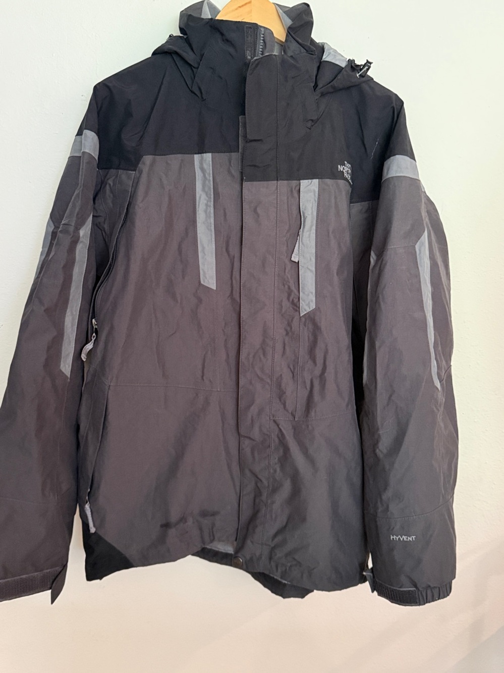 The North Face sz L Black and Gray Waterproof Shell Ski Jacket Hyvent great cond